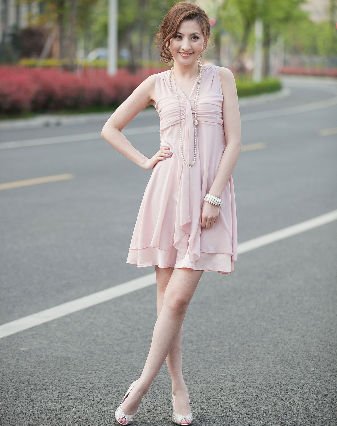 短褶裙美女 美女穿白褶裙看到内裤