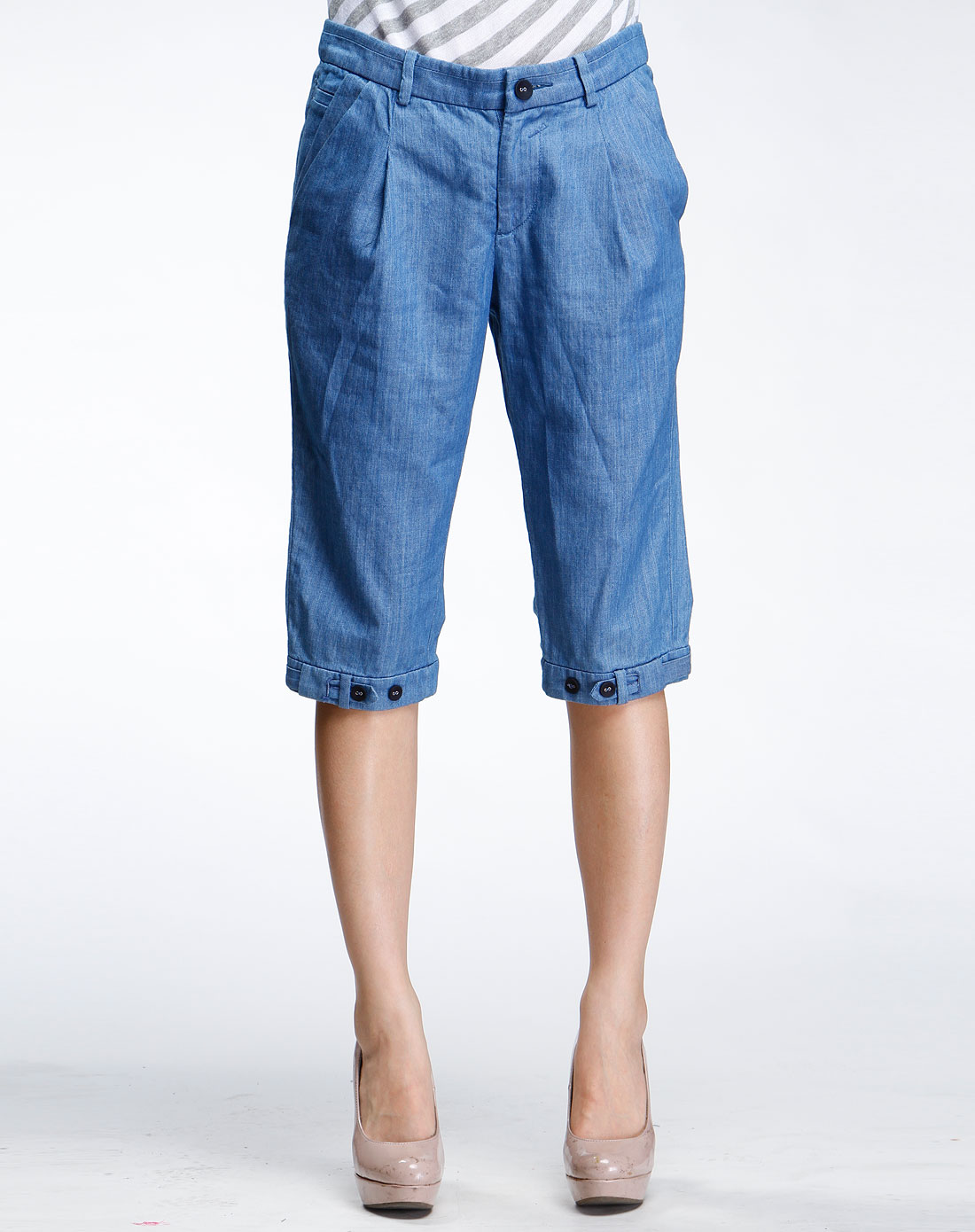 蓝色的休闲中裤配什么样的短袖好看