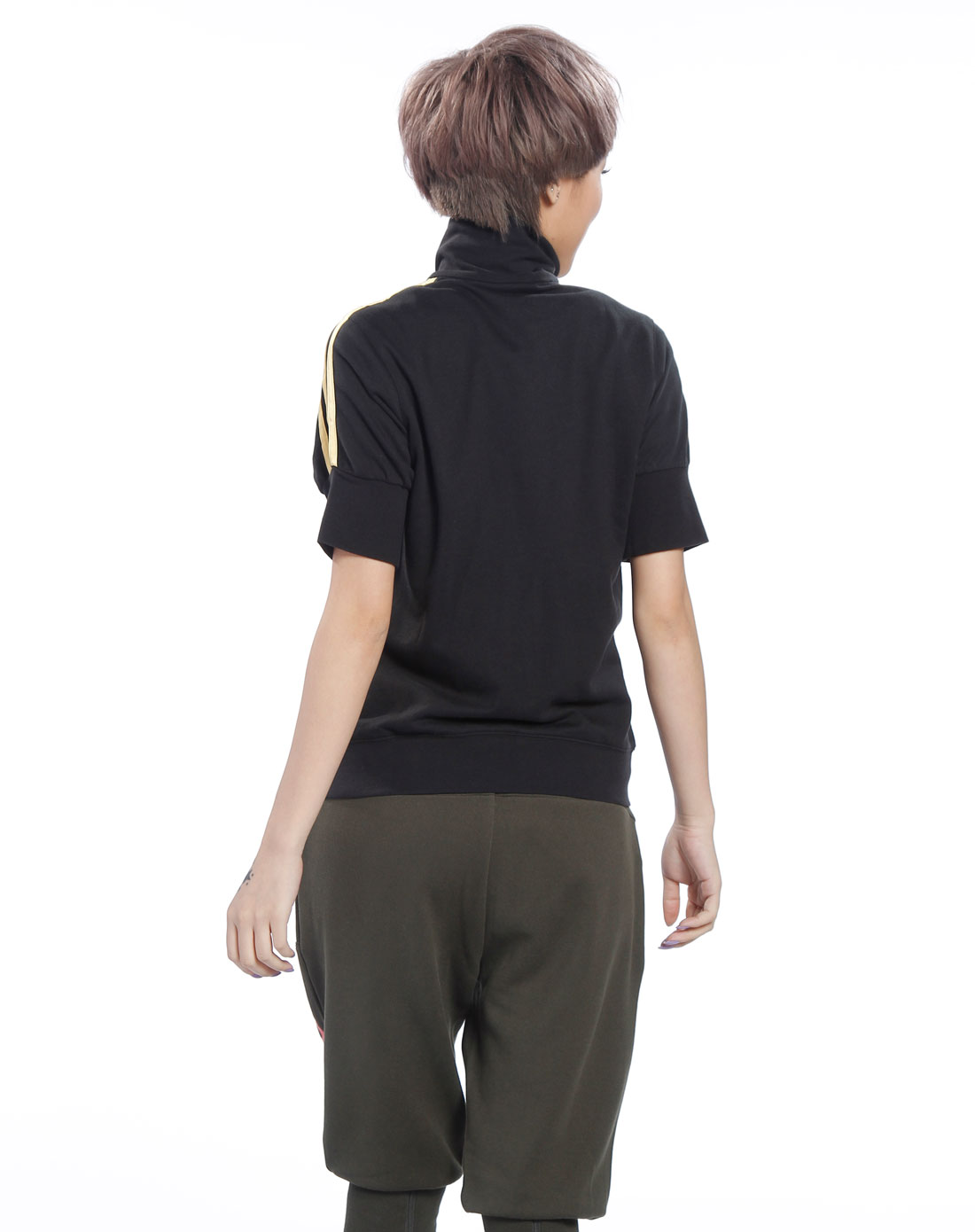 <em>阿迪达斯</em>adidasNEO <em>女款</em>黑/金色短袖<em>外套</em>028