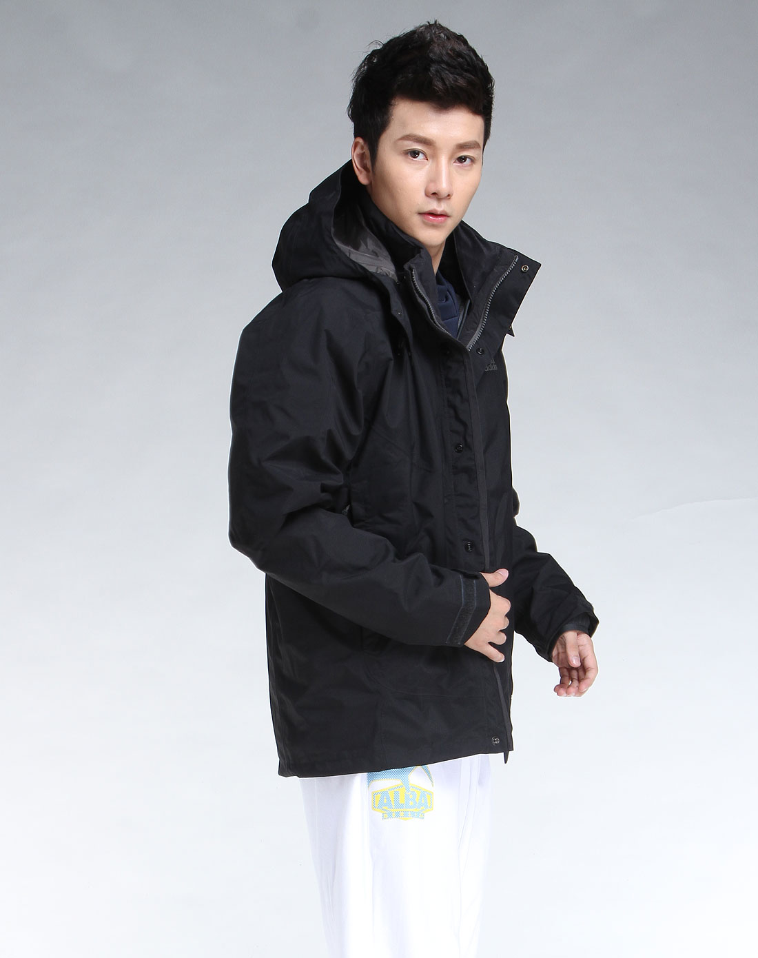 <em>阿迪达斯adidas</em>男款黑色简约连帽长袖<em>防风外套</em>