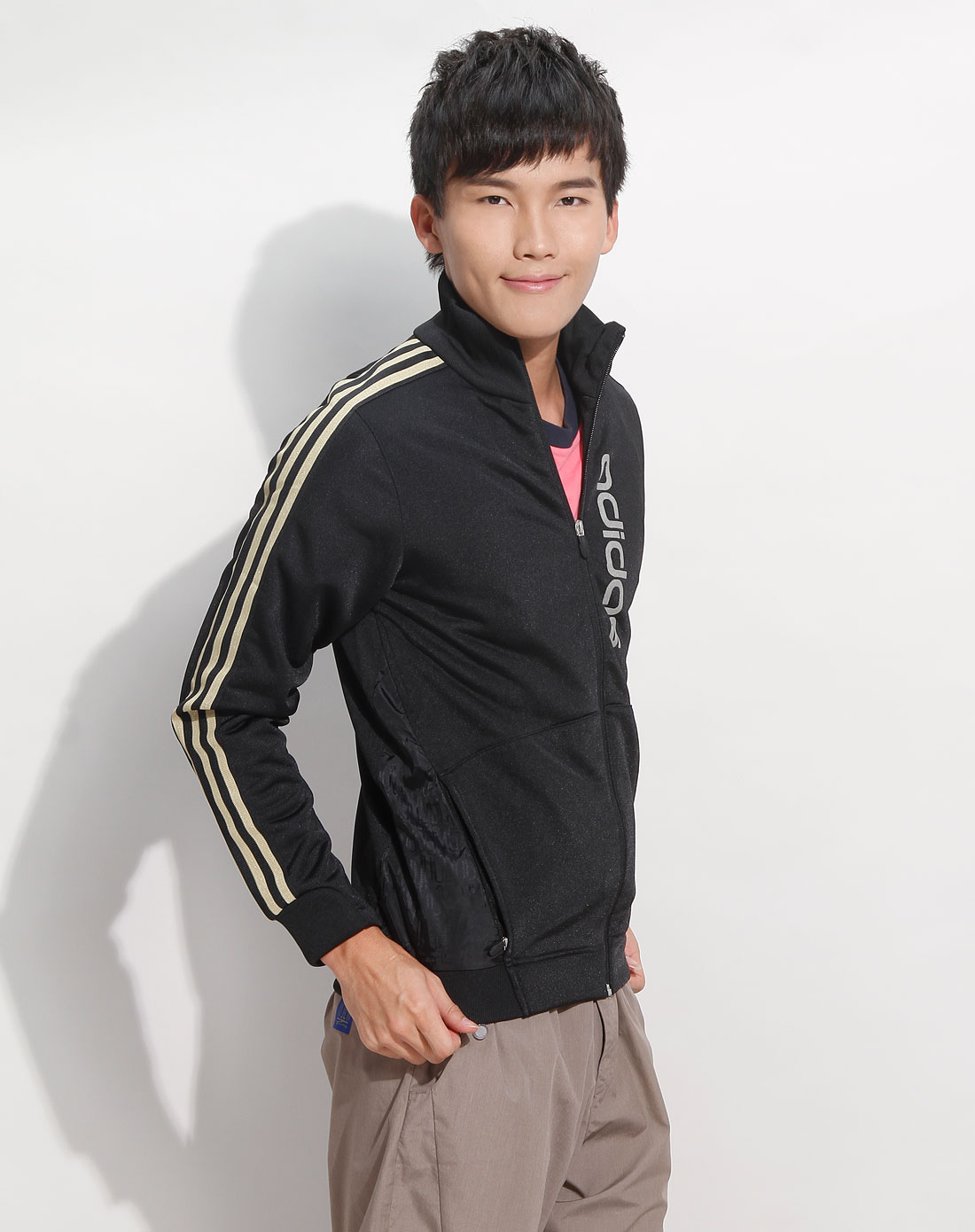 阿迪达斯adidas黑/黄色<em>休闲</em>长袖<em>外套</em>E67203_