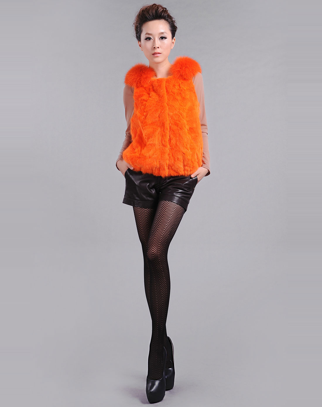 橘色<em>短款</em>狐狸<em>毛领</em>拼貂<em>马夹</em>
