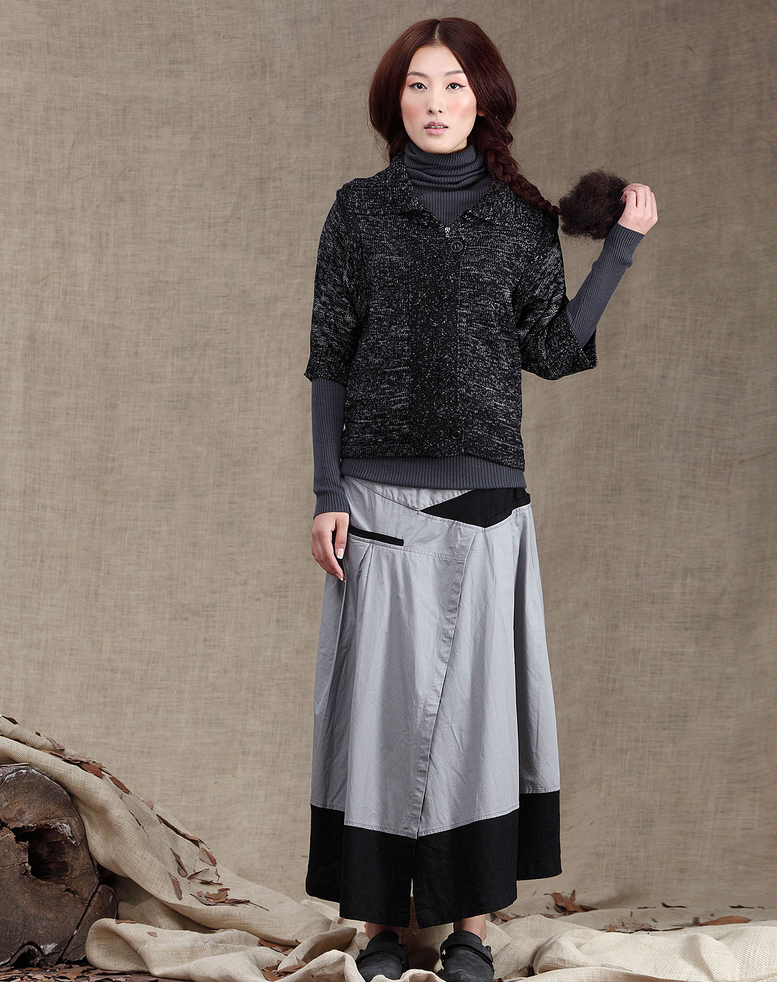 茵曼INMAN<em>黑色</em>时尚<em>连帽</em>七分袖<em>短款毛衣外套</em>