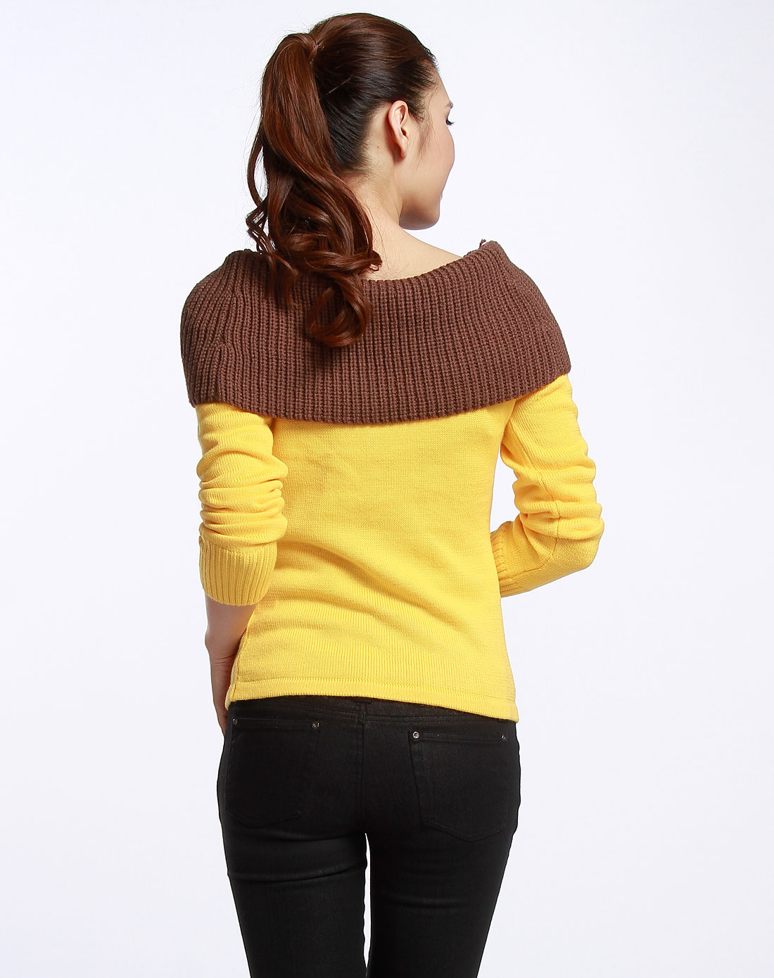 <em>女款</em>黄色<em>高领</em>长袖<em>毛衣</em>
