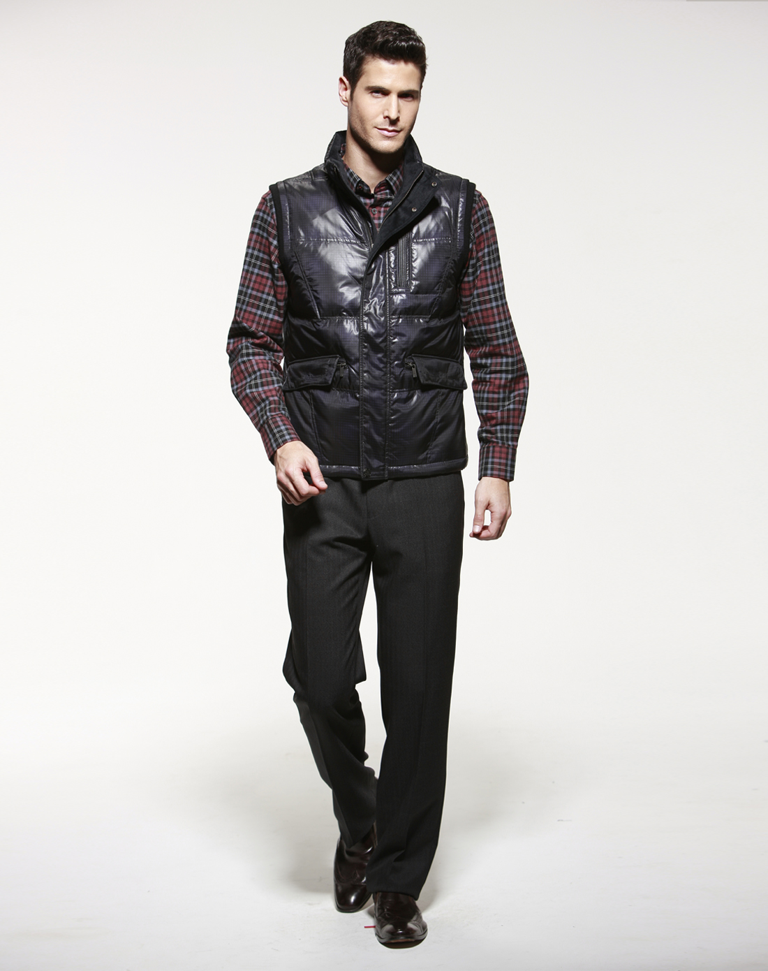 九牧王JOEONE黑色时尚立领<em>羽绒服马甲</em>JKC7