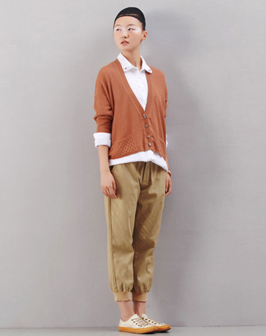 初语卡其色前排扣双口袋<em>大V领</em>长袖<em>针织开衫</em>2