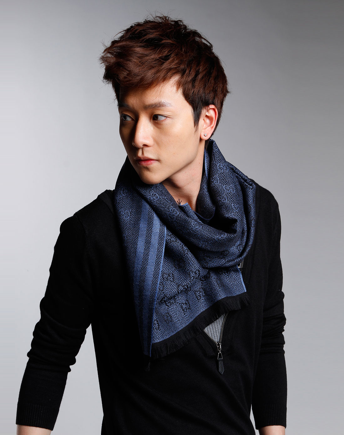 gucci男款蓝黑色时尚围巾