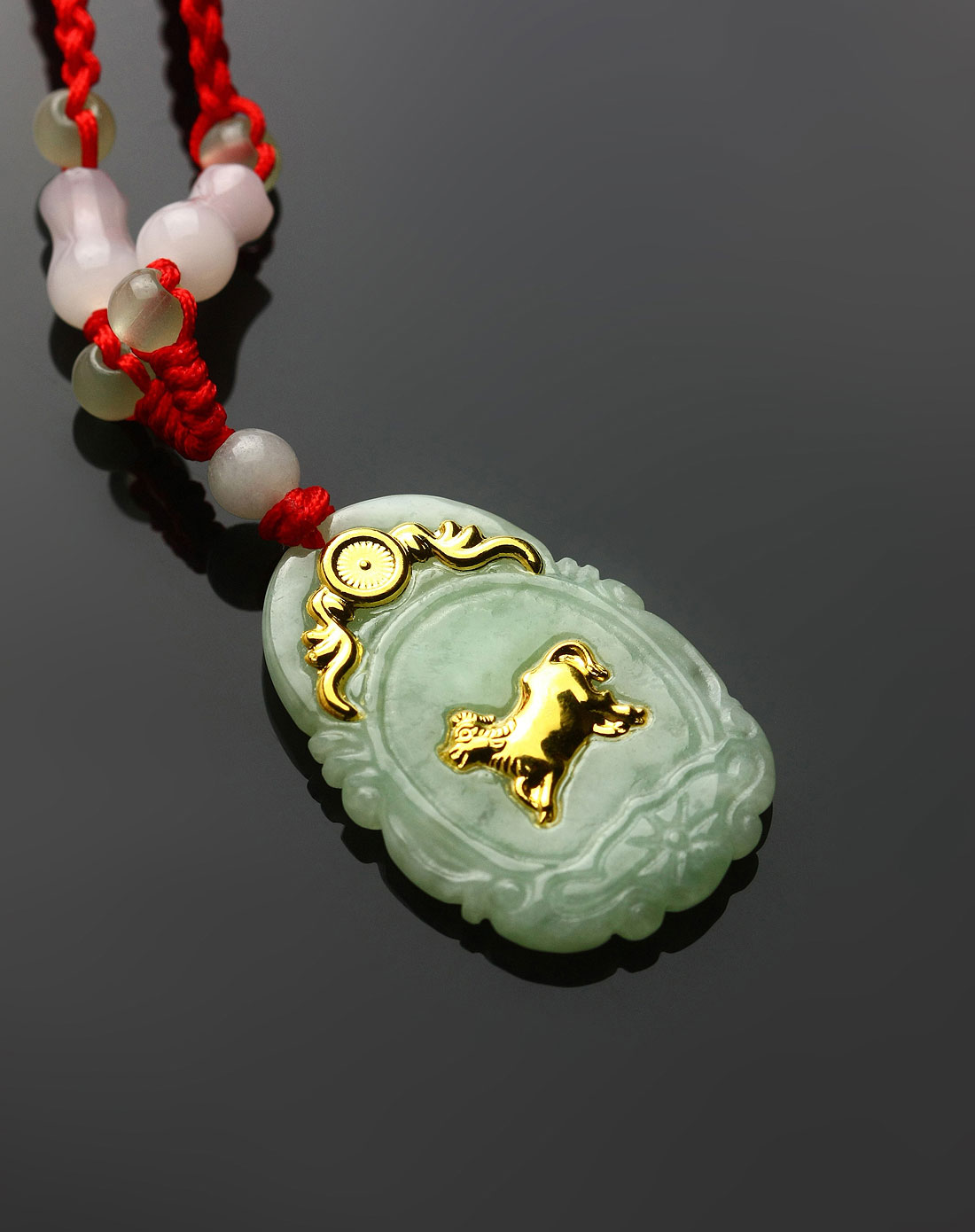 王廷珠宝waltraud jewelry中性金色/淡绿生肖牛金镶玉吊坠