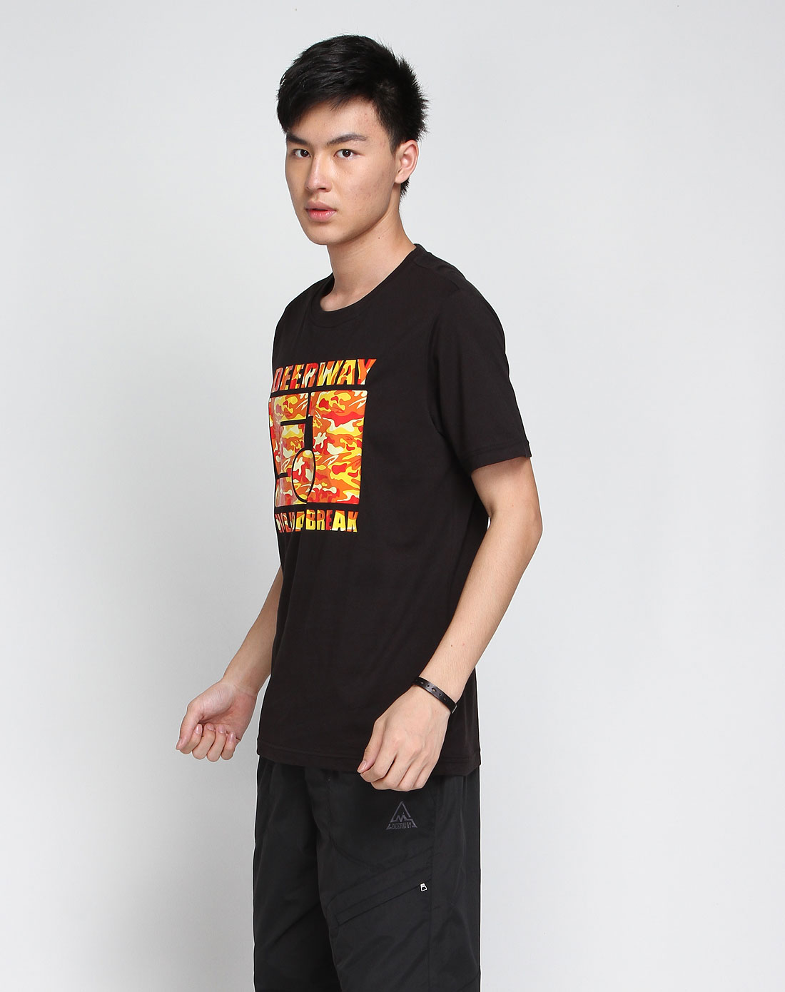 德尔惠deerway男装专场黑色圆领个性烫印短袖t恤