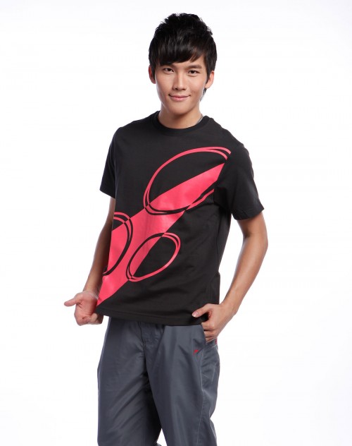 速比涛speedo男款黑/粉色圆领短袖t恤