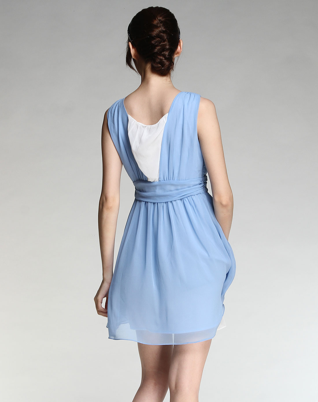 浅蓝色时尚无袖连衣裙
