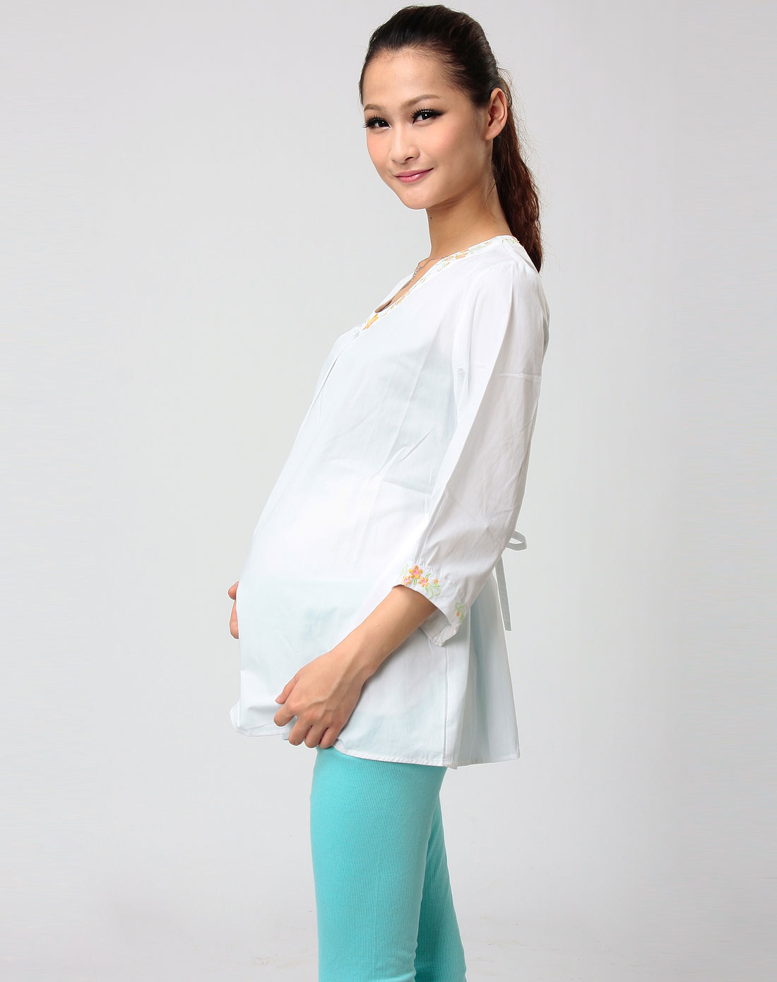 白色花领孕妇上衣