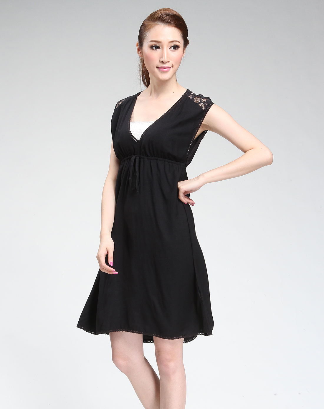 黑色v领时尚无袖连衣裙