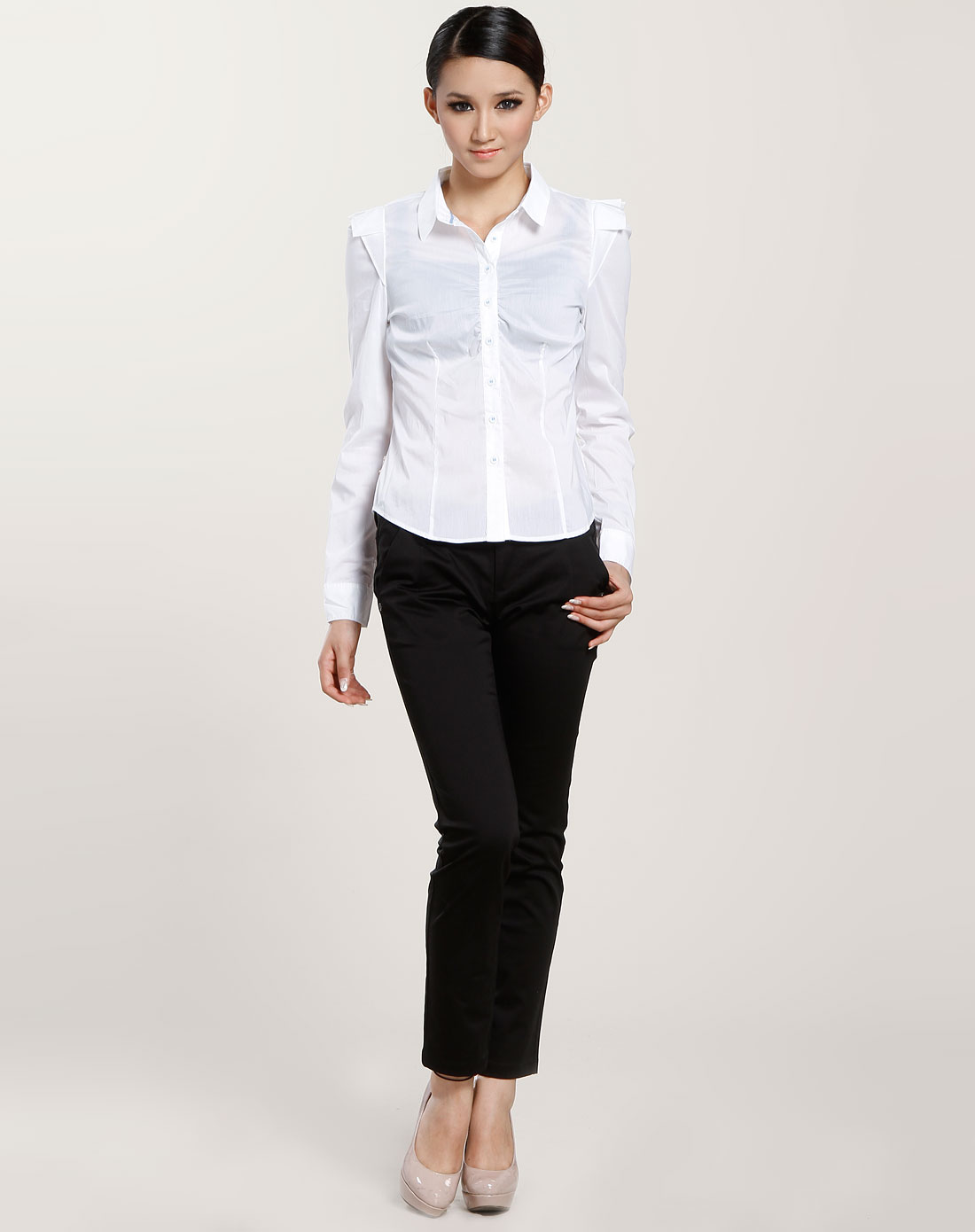 白色素面长袖衬衫