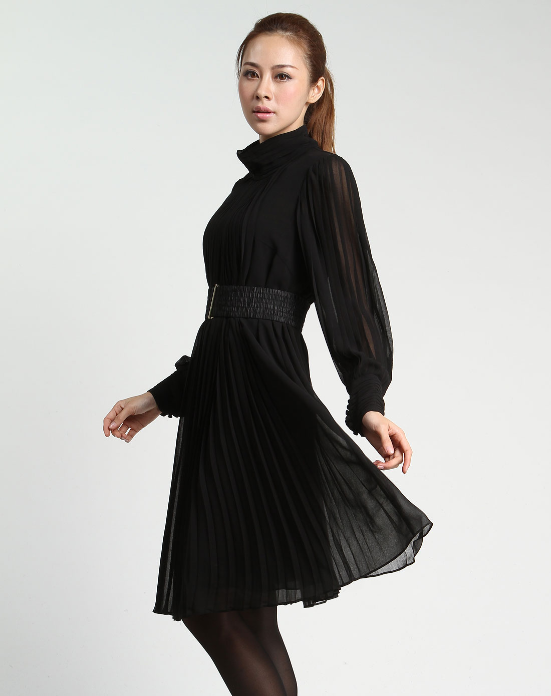 黑色褶皱气质长袖连衣裙