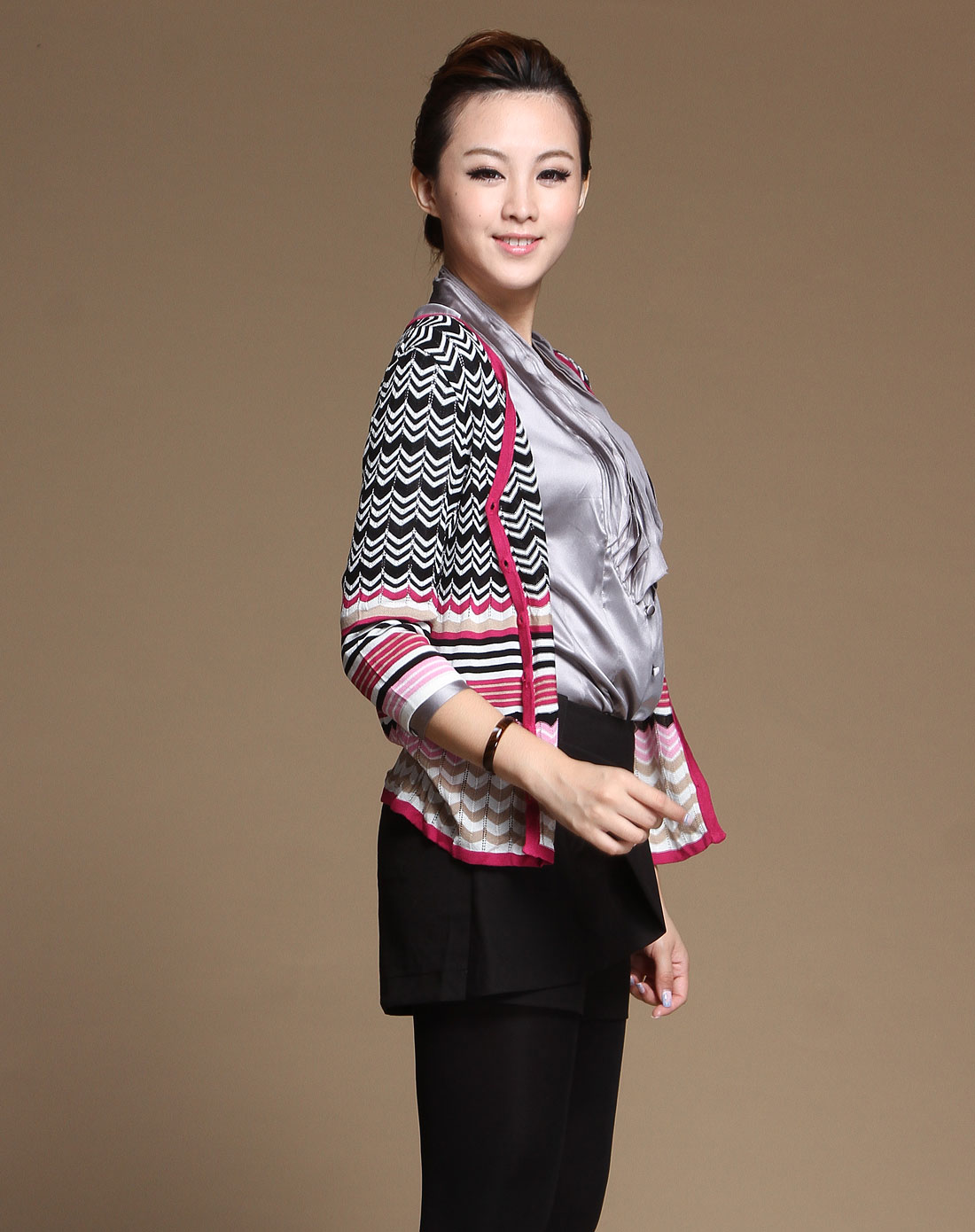 蕾朵liedow女装专场 > 玫红/黑色时尚开襟七分袖针织衫