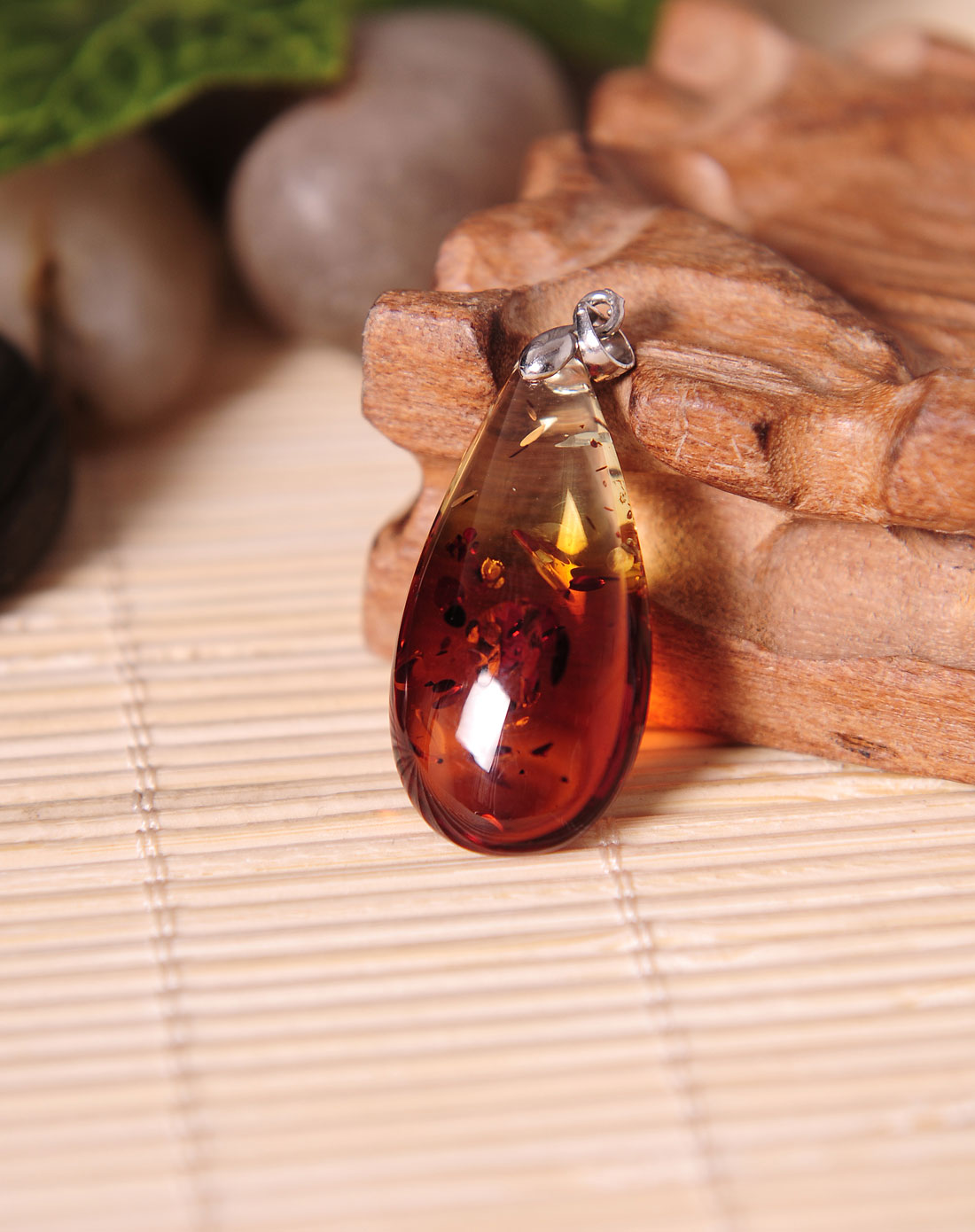 落英缤纷天然琥珀双色花珀水滴吊坠(附珠宝鉴定证书)