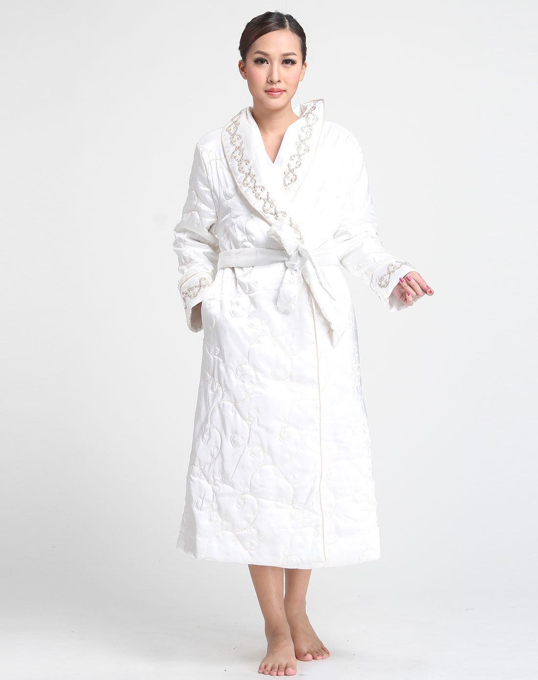 曼妮芬 白色绣花长袖保暖家睡袍