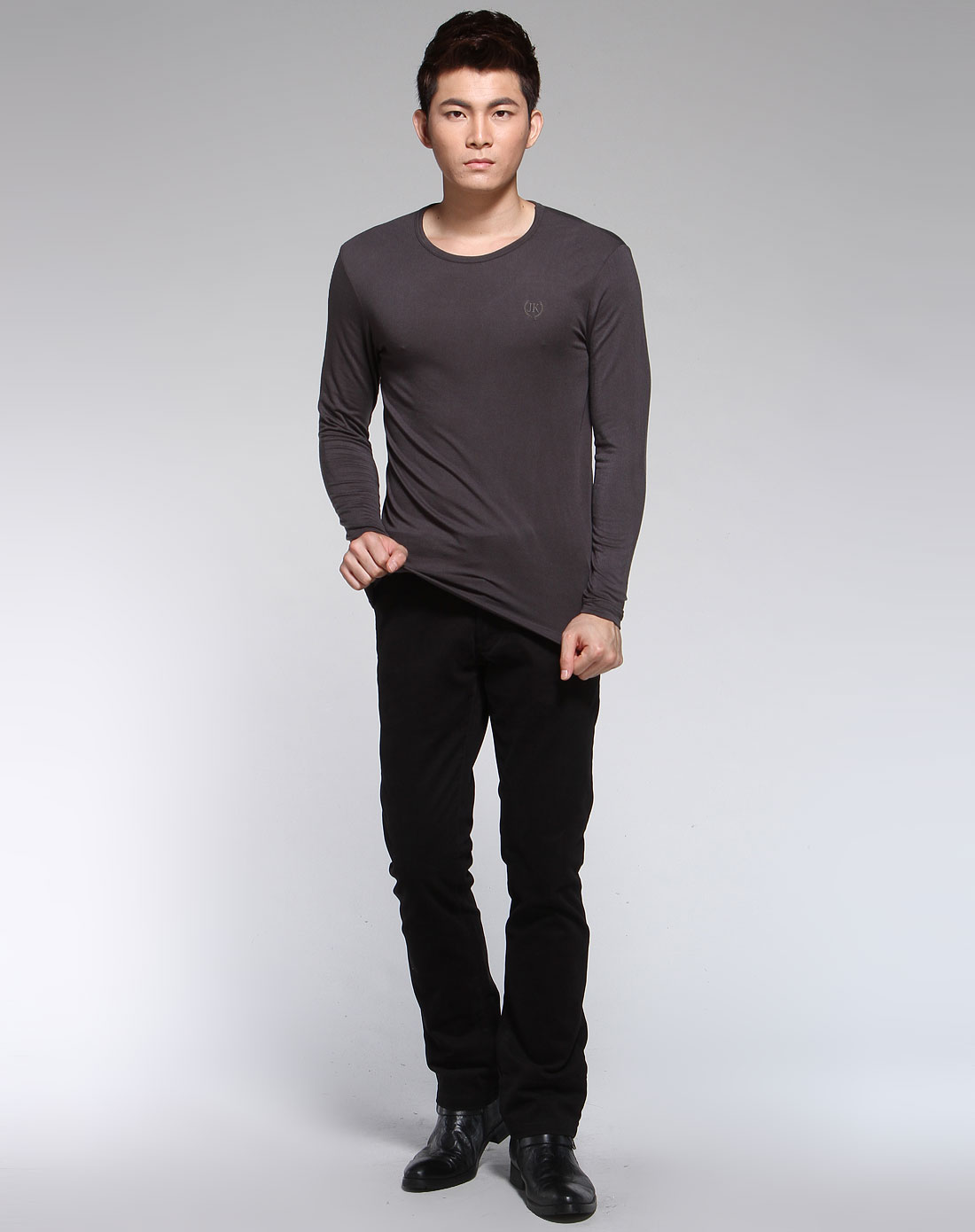 深灰色圆领简洁长袖t恤