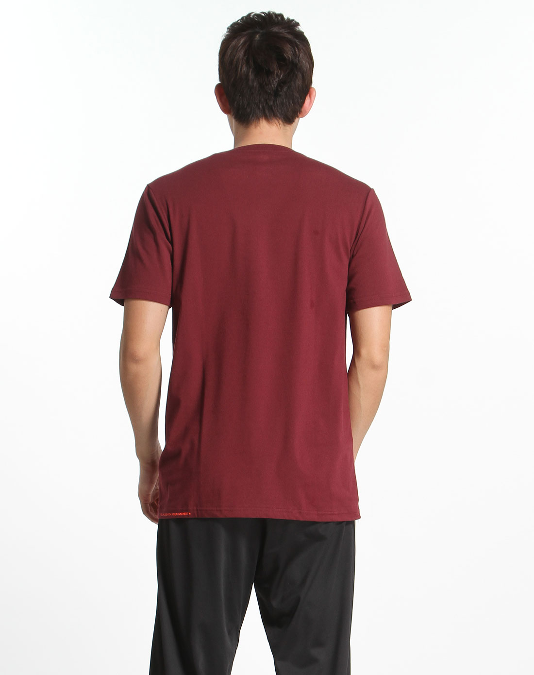 酒红色人物印图圆领短袖t恤