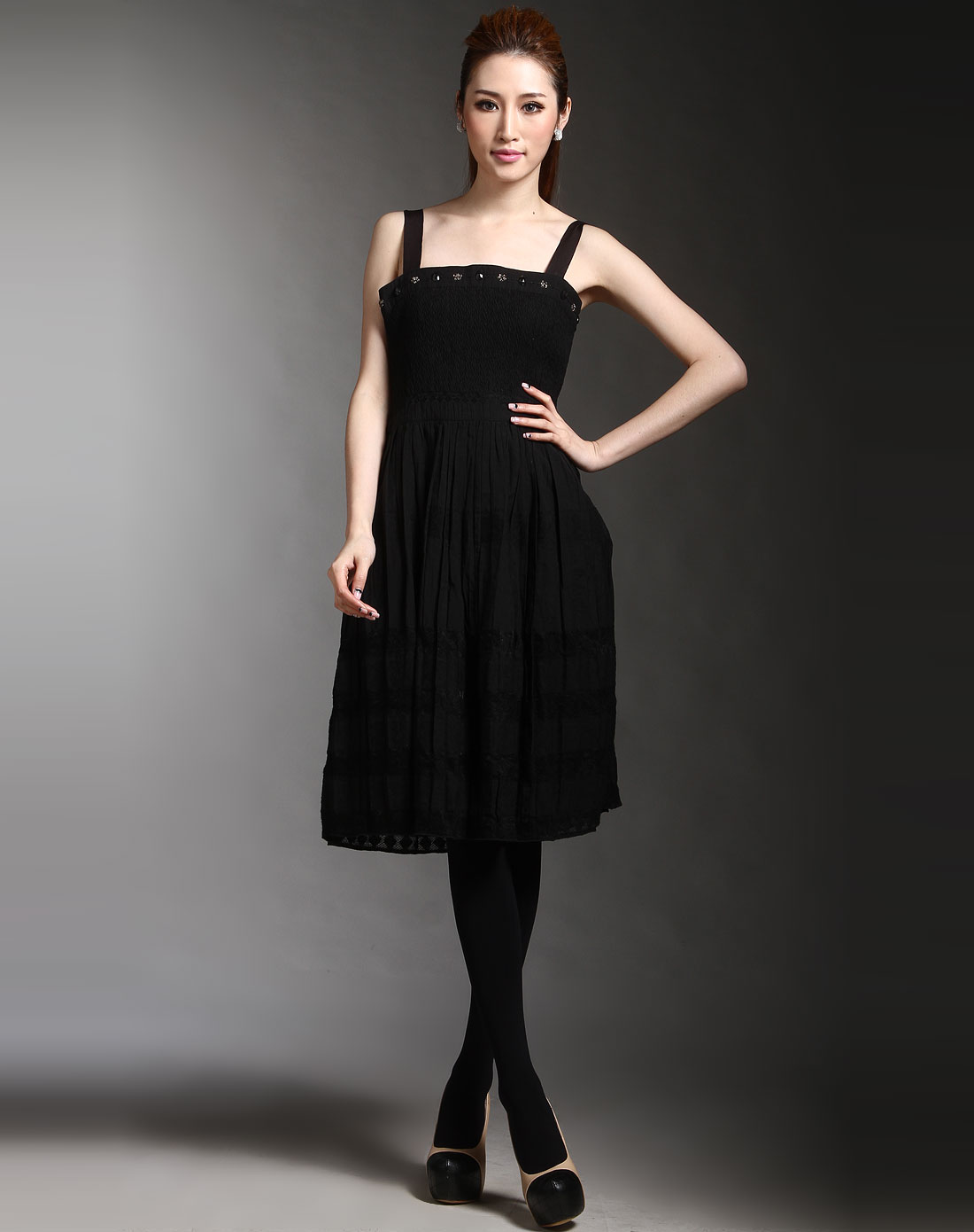 黑色简约时尚吊带连衣裙