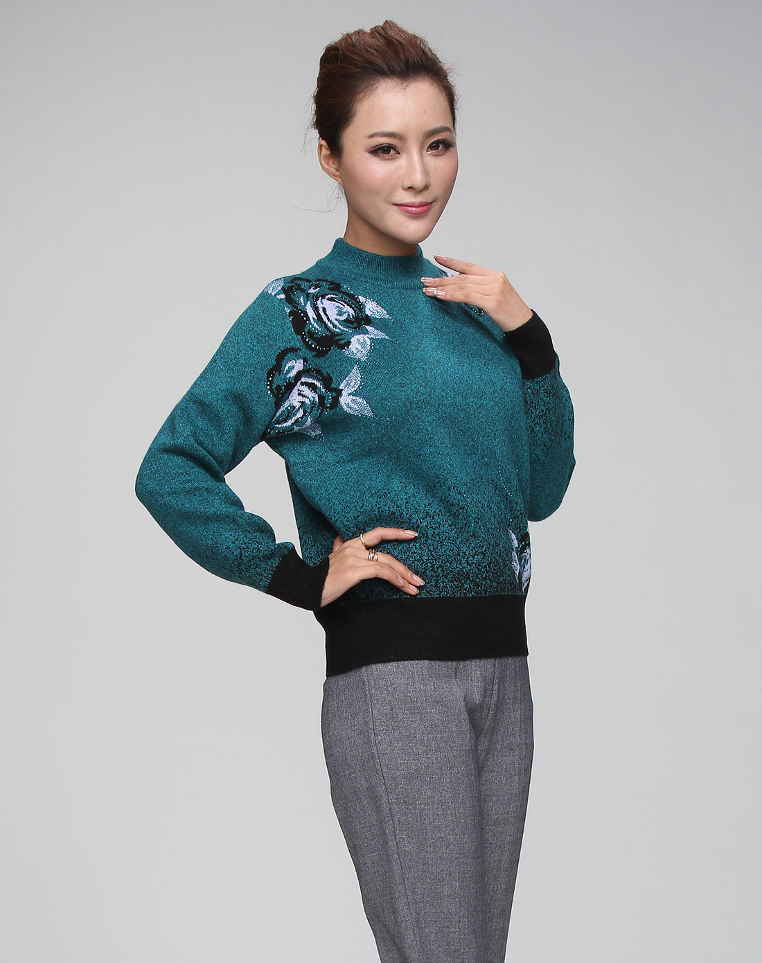 灰绿黑色玫瑰提花烫钻长袖针织衫