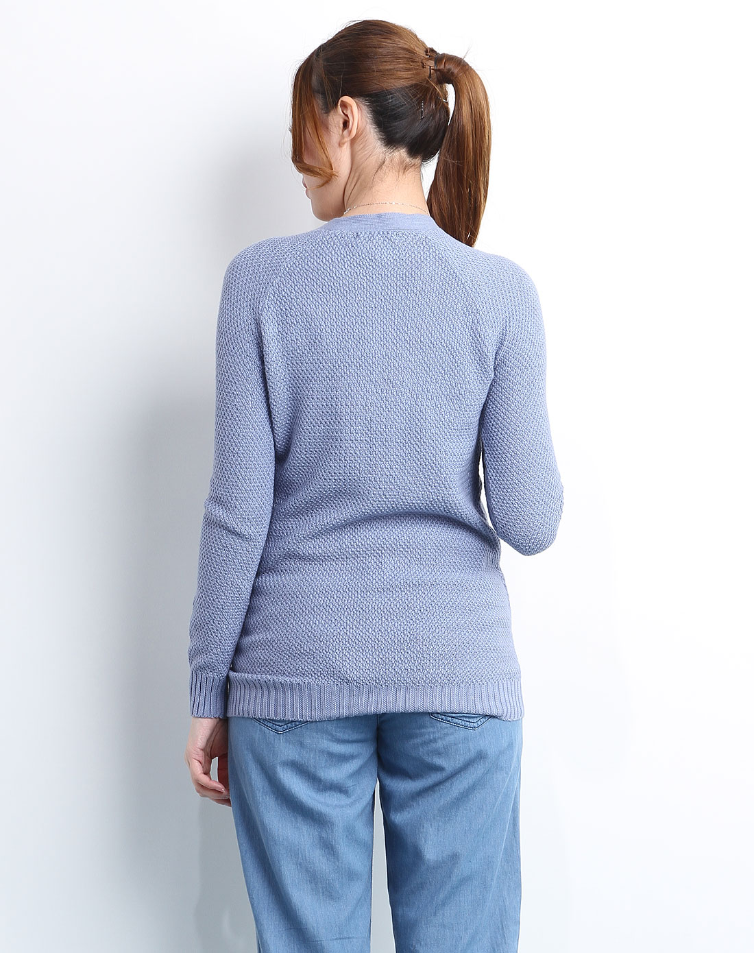 浅蓝色开襟织纹长袖针织衫