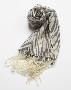 灰白色印花羊毛围巾披肩