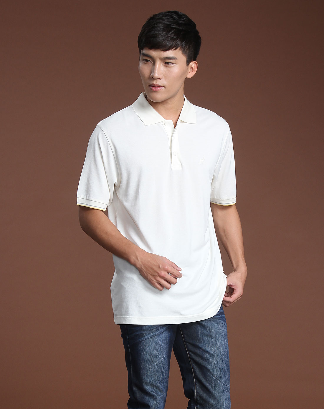 米白色经典成熟短袖t恤