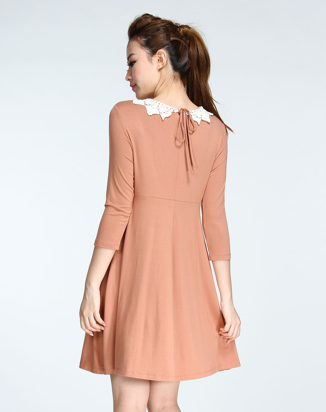贴花边肉粉色简约中袖连衣裙