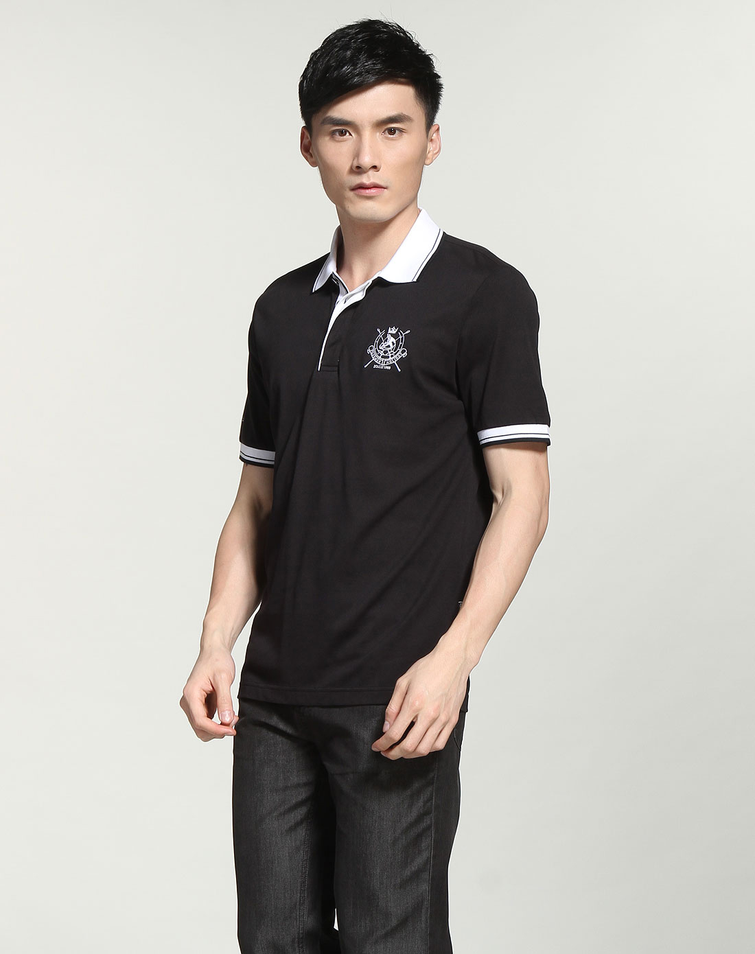 黑色翻领短袖t恤