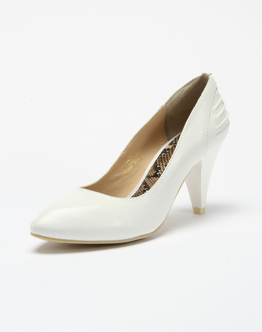 白色后跟皱褶高跟皮鞋