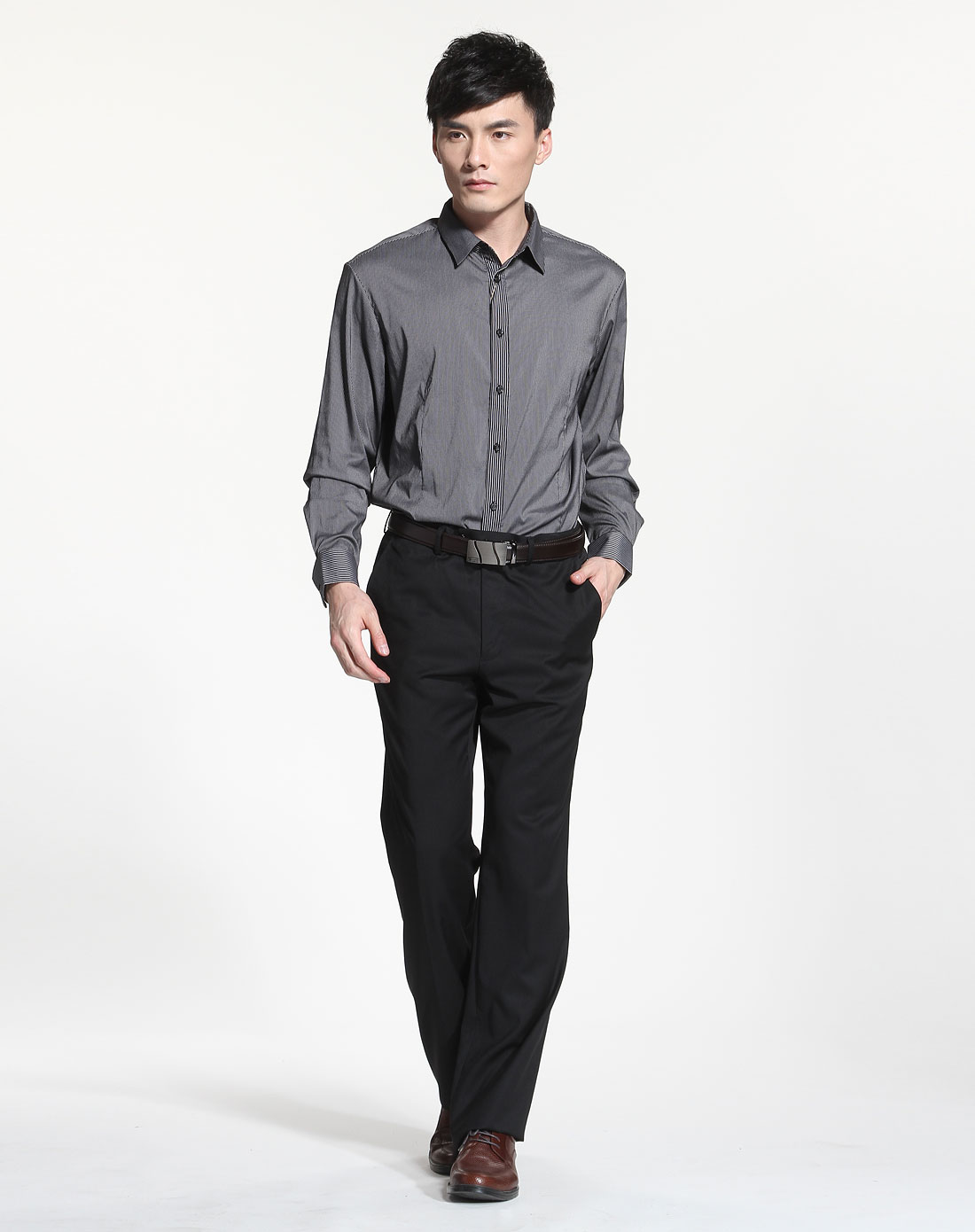 深灰色条纹成熟长袖衬衫